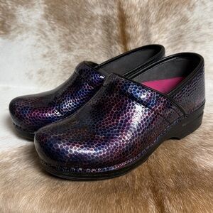 Dansko Purple iridescent Scaled Clogs Size 7.5 B86